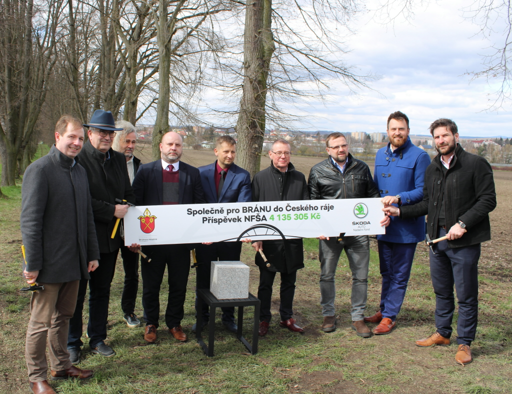 Ondřej Lochman, Jiří Plíhal, architekt David Ambros z AP Atelieru, náměstek ministra dopravy Václav Bernard, obchodně-technický ředitel firmy BREX Ladislav Vodička, člen dozorčí rady NFŠA Bohdan Wojnar, člen správní rady NFŠA Martin Hrdlička, ředitel NFŠA Ladislav Kučera a spolumajitel subdodavatelské firmy Excon Martin Kovář. Foto: Petr Novák