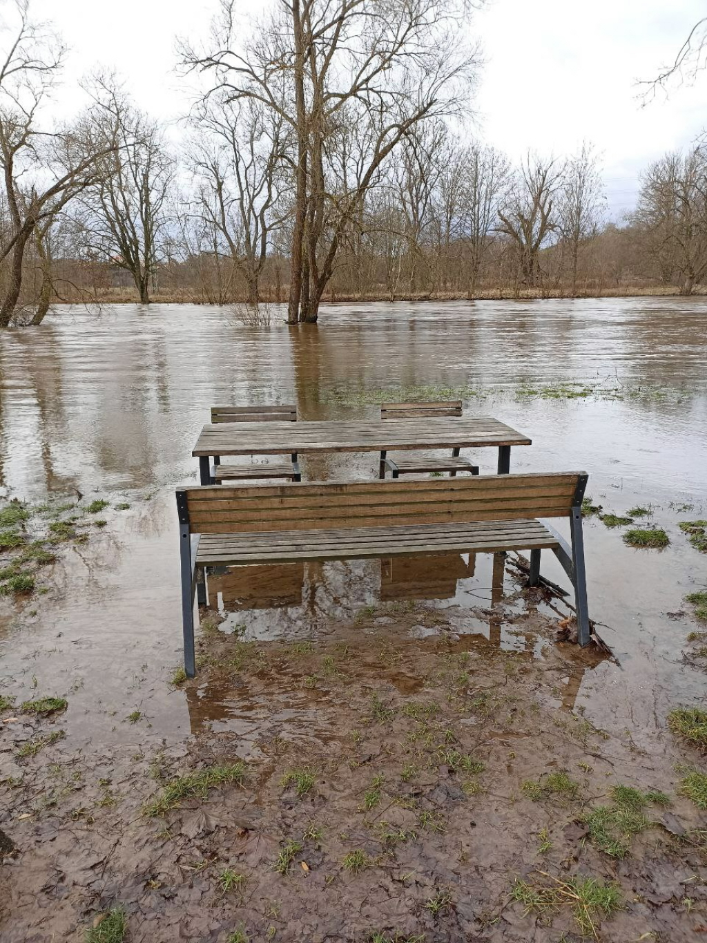 Jizera v Mnichově Hradišti 26. prosince 2023 v 11 hodin