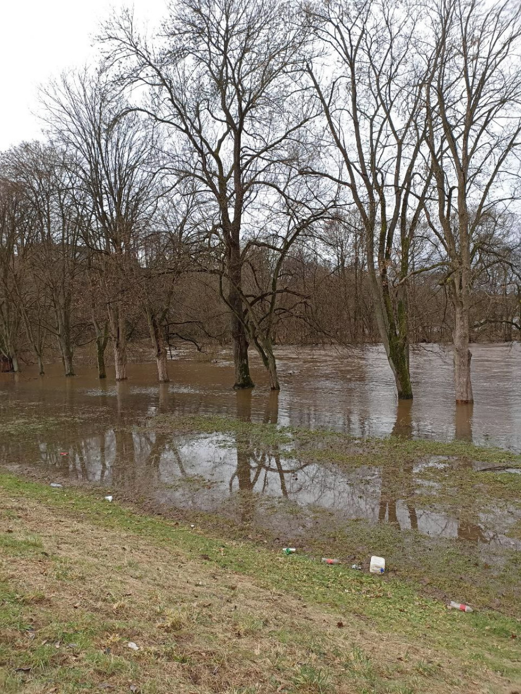 Jizera v Mnichově Hradišti 26. prosince 2023 v 11 hodin