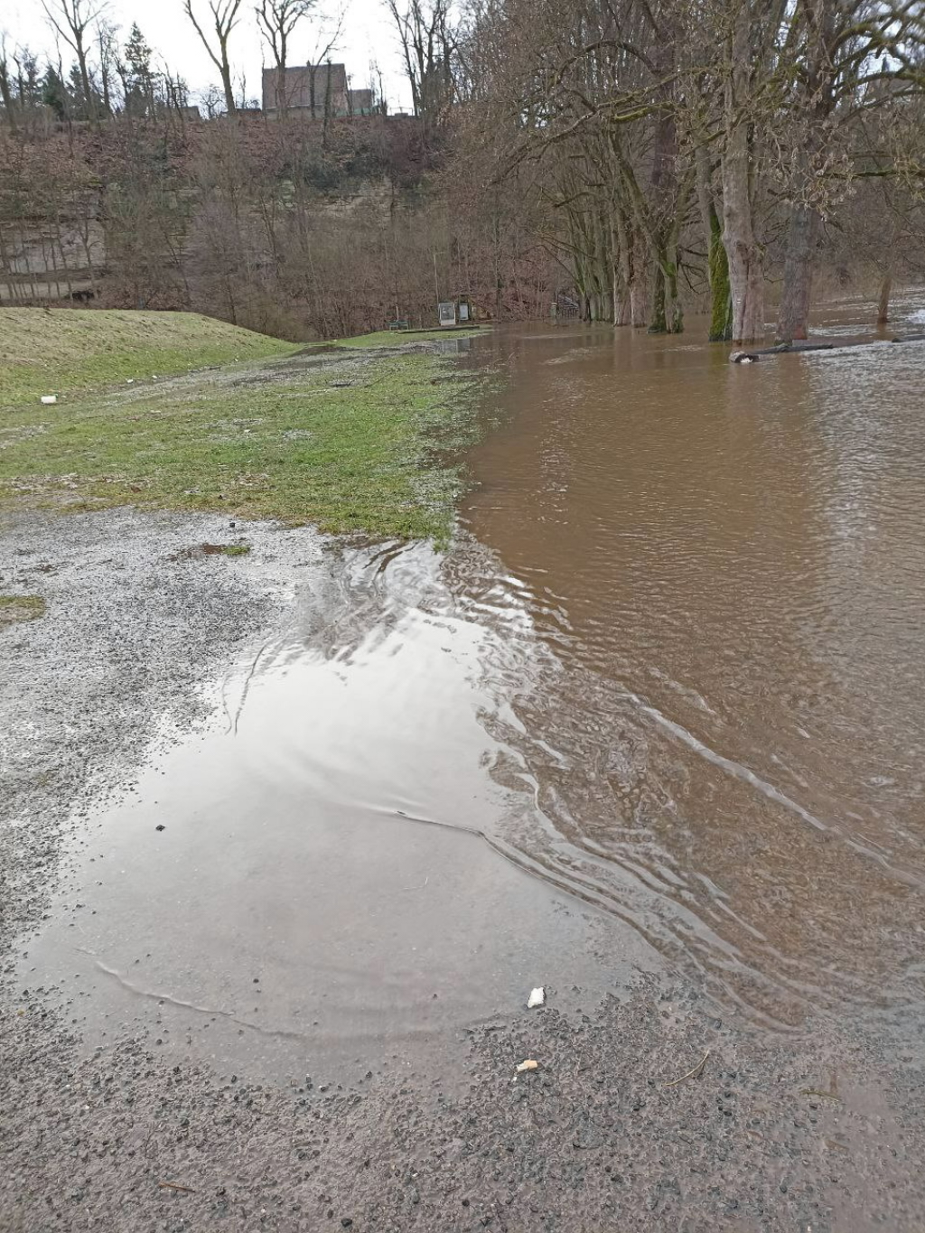 Jizera v Mnichově Hradišti 26. prosince 2023 v 11 hodin