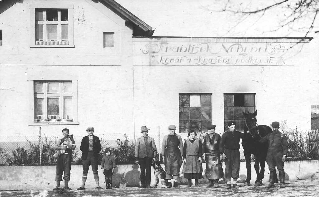 Vývěsní štít na domě Františka Nohýnka, kováře a zkoušeného podkováře v Podolí čp. 16