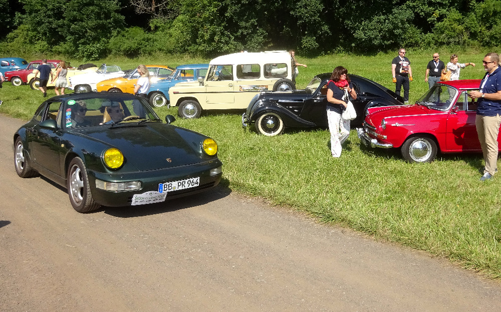 Setkání závodních oldtimer vozů u Suhrovických rybníků. Foto: Radek Žďánský