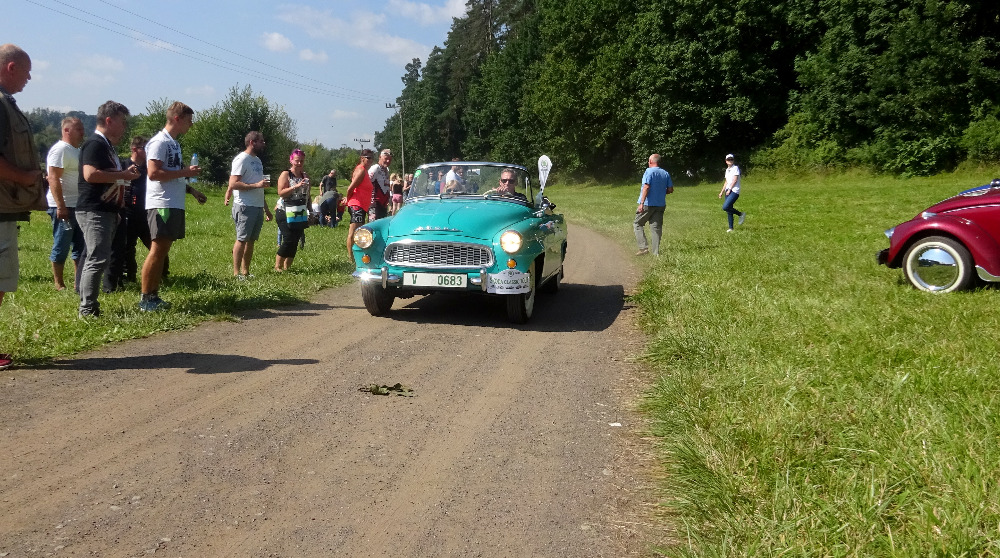 Setkání závodních oldtimer vozů u Suhrovických rybníků. Foto: Radek Žďánský