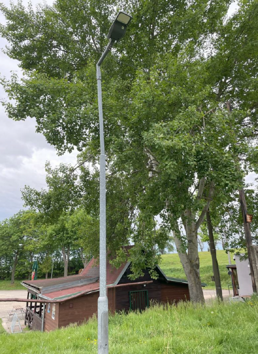 Obec Boseň pořídila úsporná svítidla veřejného osvětlení. Prosí obyvatele o případné připomínky k jeho nastavení. Foto: obec