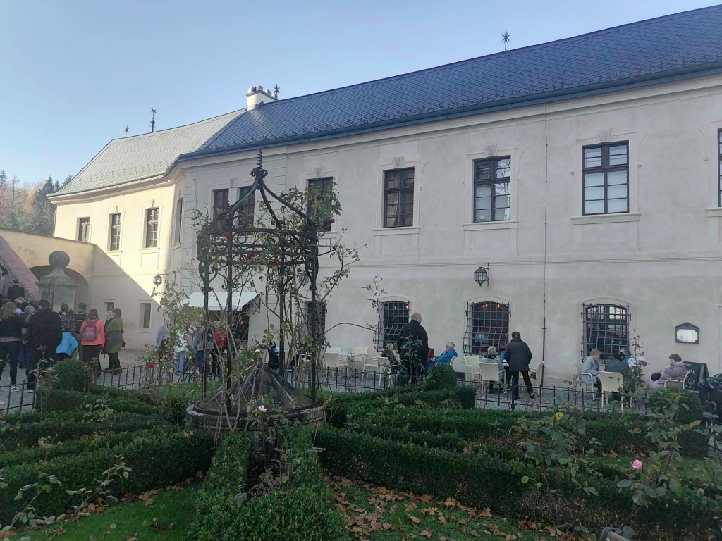 Druhou zastávkou výletu byl hrad Český Šternberk. Foto: Senioři nejen sobě