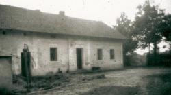 Malý Ptýrov čp. 2. Stav v roce 1925. Zprava dvě okna – parádní světnice, vchodové dveře, okno z kuchyně a dveře do chléva
