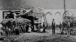 Mlácení obilí na dvoře. Hartmanovi. Foto: archiv autora
