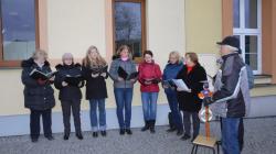 Po křtu zazpívaly spojené sbory Stojmír a Bendl před rodným domem Eduarda Doškáře jeho písně a následovalo odhalení pamětní desky. Foto: Zdeněk Plešinger Po křtu zazpívaly spojené sbory Stojmír a Bendl před rodným domem Eduarda Doškáře jeho písně a následovalo odhalení pamětní desky. Foto: Zdeněk Plešinger