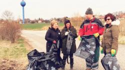 V Obrubech se uklidilo 57 pneumatik, 27 pytlů odpadu a 3 matrace. Foto: obec