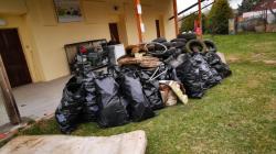 V Obrubech se uklidilo 57 pneumatik, 27 pytlů odpadu a 3 matrace. Foto: obec
