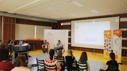 Beseda ředitele Centra Paraple Davida Lukeše s Kateřinou Maxovou, která i přes svůj vlastní handicap organizuje pobyty pro lidi se dětskou mozkovou obrnou. Foto: Petr Novák