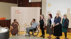 Spolupracovnice Kateřiny Maxové. Třetí zprava Kamila Sedláková z Veselé, zakladatelka organizací Malyra a Spokojený domov. Foto: Petr Novák