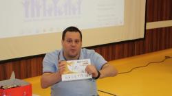 Ředitel Centra Paraple David Lukeš představil knihu kresleného humoru Jiřího Flekny z Bakova nad Jizerou. Foto: Petr Novák