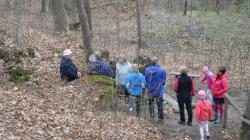 Jako každý rok vyrazila skupina obyvatel Vlčího Pole navštívit pohádkové místo, kde ze země vyvěrá pramen zvaný Hraběnčina studánka. Foto: Zdeněk Plešinger