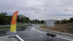 Nepřehledná mnichovohradišťská křižovatka u čerpací stanice KM Prona už je minulostí. Nahradil ji kruhový objezd. Foto: Petr Novák