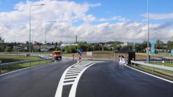 Nepřehledná mnichovohradišťská křižovatka u čerpací stanice KM Prona už je minulostí. Nahradil ji kruhový objezd. Foto: Petr Novák