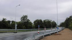 Nepřehledná mnichovohradišťská křižovatka u čerpací stanice KM Prona už je minulostí. Nahradil ji kruhový objezd. Foto: Petr Novák