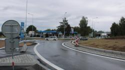 Nepřehledná mnichovohradišťská křižovatka u čerpací stanice KM Prona už je minulostí. Nahradil ji kruhový objezd. Foto: Petr Novák