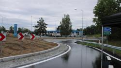 Nepřehledná mnichovohradišťská křižovatka u čerpací stanice KM Prona už je minulostí. Nahradil ji kruhový objezd. Foto: Petr Novák
