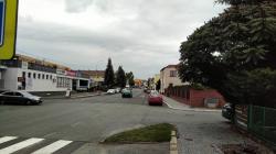 Proměna ulice Víta Nejedlého přinese nový povrch vozovky, širší chodníky a také přesun zastávek. Foto: Petr Novák, 15. září 2022