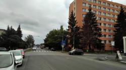 Proměna ulice Víta Nejedlého přinese nový povrch vozovky, širší chodníky a také přesun zastávek. Foto: Petr Novák, 15. září 2022