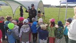 Složky integrovaného záchranného systému představily dětem svou práci na letišti v Hoškovicích. Foto: Policie ČR