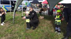 Složky integrovaného záchranného systému představily dětem svou práci na letišti v Hoškovicích. Foto: Policie ČR