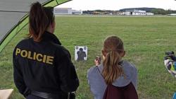 Složky integrovaného záchranného systému představily dětem svou práci na letišti v Hoškovicích. Foto: Policie ČR