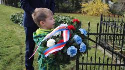 Odpoledne začalo jako již tradičně položením květin u busty Tomáše Garrigua Masaryka ve Veselé. Foto: Petr Novák