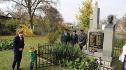 Odpoledne začalo jako již tradičně položením květin u busty Tomáše Garrigue Masaryka ve Veselé. Foto: Petr Novák