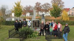 Ve Veselé se ke vzpomínce připojili mimo jiné také zástupci místních dobrovolných hasičů. Foto: Petr Novák