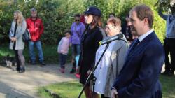 „Ač žijeme ve velmi složité době, doufám, že na tomto památníku nepřibyde žádné nové datum,“ zaznělo mimo jiné v projevu poslance a místostarosty města Ondřeje Lochmana. Foto: Petr Novák