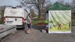 Na sázení ovocných stromů mezi Kněžmostem a Koprníkem dorazilo rekordních 90 dobrovolníků. Foto: ČSOP Klenice