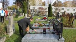 Karel Hubač na každém navštíveném hrobě zapálil svíčku. Foto: Petr Novák