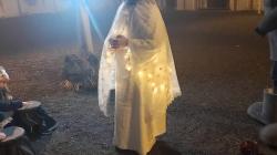 Magický příběh byl umocněn pravým bludičkovým počasím – mlha dodala této pohádkové hře dokonalou atmosféru. Foto: Jitka Bartošová