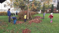 Dobrovolní hasiči v Bosni pořádali podzimní úklid spadaného listí na návsi. Foto: SDH Boseň