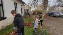 Dobrovolní hasiči v Bosni pořádali podzimní úklid spadaného listí na návsi. Foto: SDH Boseň