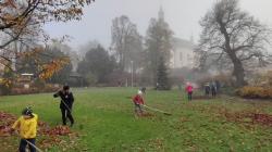 Dobrovolní hasiči v Bosni pořádali podzimní úklid spadaného listí na návsi. Foto: SDH Boseň
