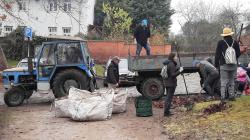 Dobrovolní hasiči v Bosni pořádali podzimní úklid spadaného listí na návsi. Foto: SDH Boseň
