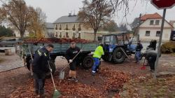 Dobrovolní hasiči v Bosni pořádali podzimní úklid spadaného listí na návsi. Foto: SDH Boseň