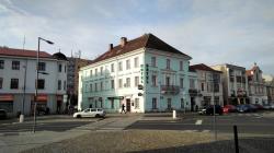 Restaurace a hotel U Hroznu ke konci roku končí. Budova nabídne dočasné krizové přístřeší a za pár let by měla sloužit jako muzeum. Foto: Petr Novák, 1. prosince 2022