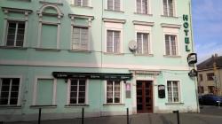 Restaurace a hotel U Hroznu ke konci roku končí. Budova nabídne dočasné krizové přístřeší a za pár let by měla sloužit jako muzeum. Foto: Petr Novák, 1. prosince 2022