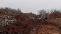 Rozebírání mostu na Klášter pokračuje, zároveň již začíná betonování základů pro novou konstrukci. Foto: město Mnichovo Hradiště