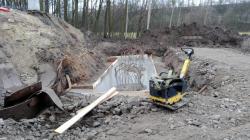 Rozebírání mostu na Klášter pokračuje, zároveň již začíná betonování základů pro novou konstrukci. Foto: město Mnichovo Hradiště