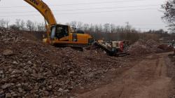 Rozebírání mostu na Klášter pokračuje, zároveň již začíná betonování základů pro novou konstrukci. Foto: město Mnichovo Hradiště