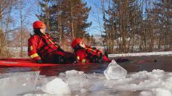 Mrazivé počasí pomohlo hasičům. Trénovali záchranu osob ze zamrzlé vodní hladiny. Foto: HZS Středočeského kraje
