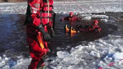 Mrazivé počasí pomohlo hasičům. Trénovali záchranu osob ze zamrzlé vodní hladiny. Foto: HZS Středočeského kraje