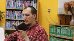 Básník Woÿta seznámil mnichovohradišťské čtenáře se svou Vnitřní zemí. Foto: Petr Novák