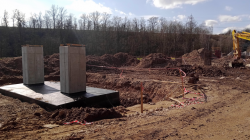 Práce na novém mostě ve směru na Klášter běží podle harmonogramu, aktuálně se betonují podpěry. Foto: město Mnichovo Hradiště