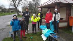 Co uklidili dobrovolníci ve Žďáru a ve Lhoticích? Třeba kapotu od trabanta